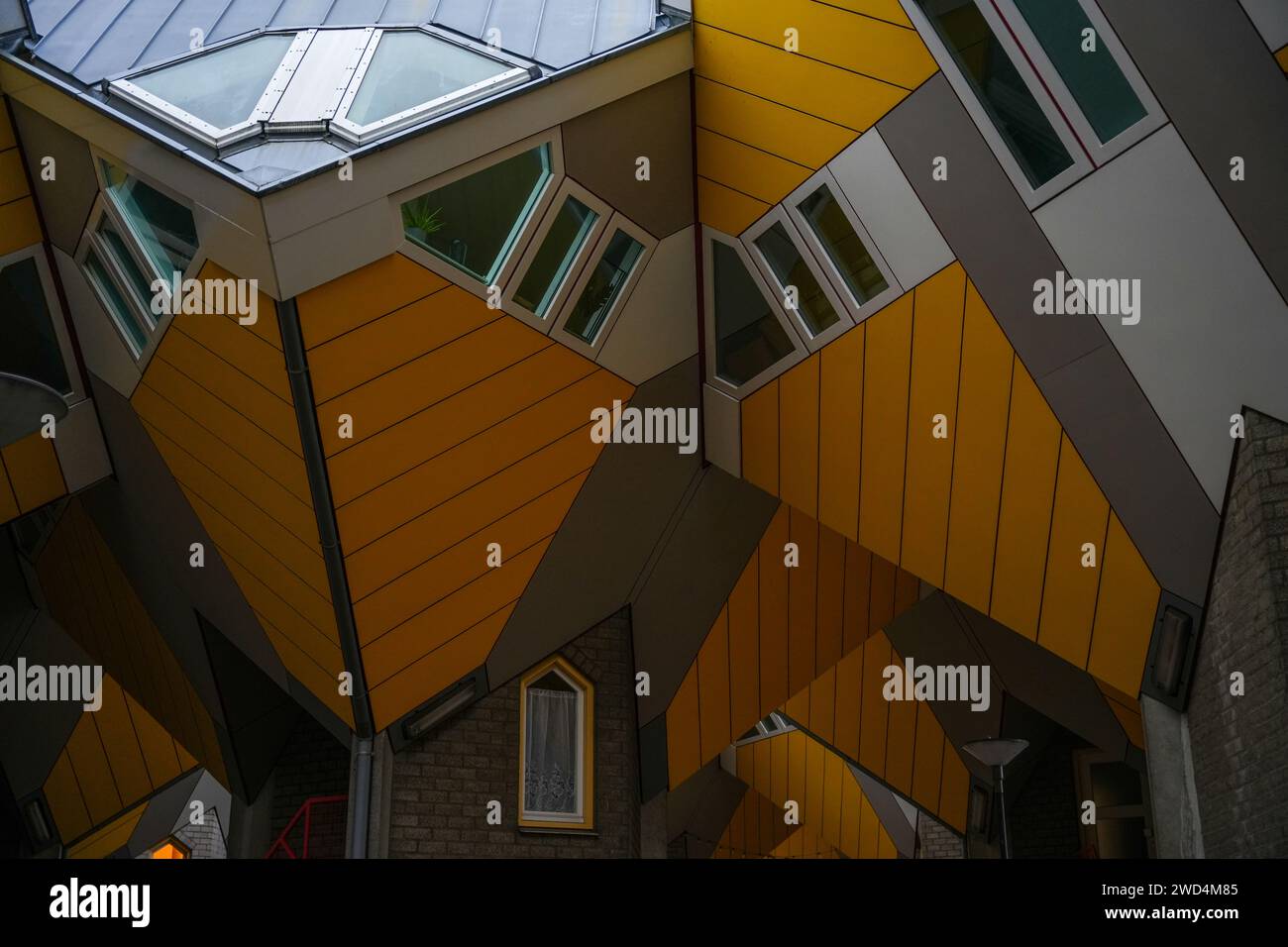 Overblaak 70, 3011 MH Rotterdam, Niederlande - 26. Dezember 2023: Blick auf Cube Houses von unten. Stockfoto