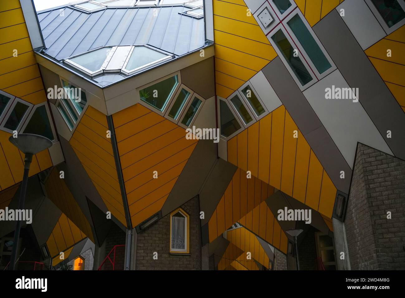 Overblaak 70, 3011 MH Rotterdam, Niederlande - 26. Dezember 2023: Blick auf Cube Houses von unten. Stockfoto