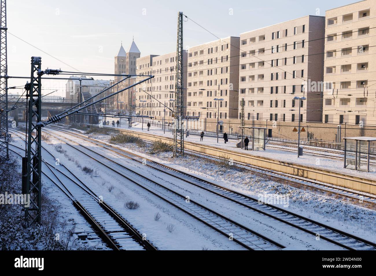 Tief Gertrude bringt Schnee nach Düsseldorf Bahnhof. Tief Gertrude bringt Schnee nach Düsseldorf am 18.01.2024. Die winterliche Wetterlage in Düsseldorf wird durch das Tiefdruckgebiet Gertrude geprägt, das für einen unerwarteten Schneefall sorgt. 18. Januar 2024 verwandelt sich die Stadt in eine malerische Winterlandschaft, da dicke Schneeflocken vom Himmel fallen und die Straßen, Bäume und Dächer in ein weißes Gewand hüllen. Die ungewöhnliche Schneedecke sorgt für eine besondere Atmosphäre, während die Bewohner sich auf den winterlichen Zauber einstellen. *** Bahnhof. Niederdruck Stockfoto