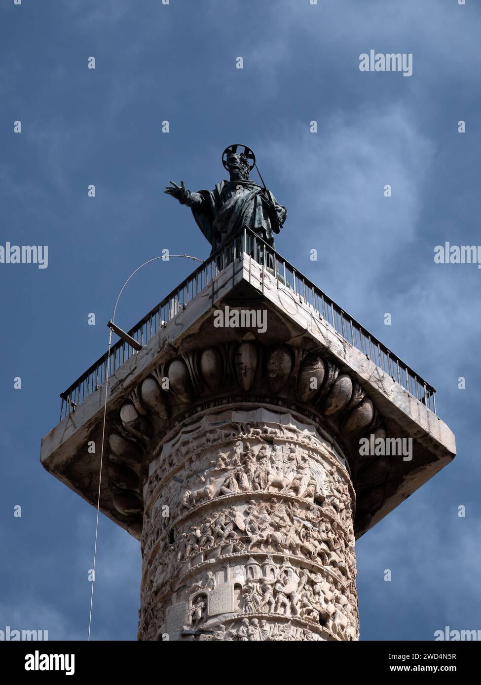 ROM, ITALIEN - 19. SEPTEMBER 2023: Nahaufnahme der Statue auf der Säule des Markus Aurelius auf der Piazza Colonna Stockfoto