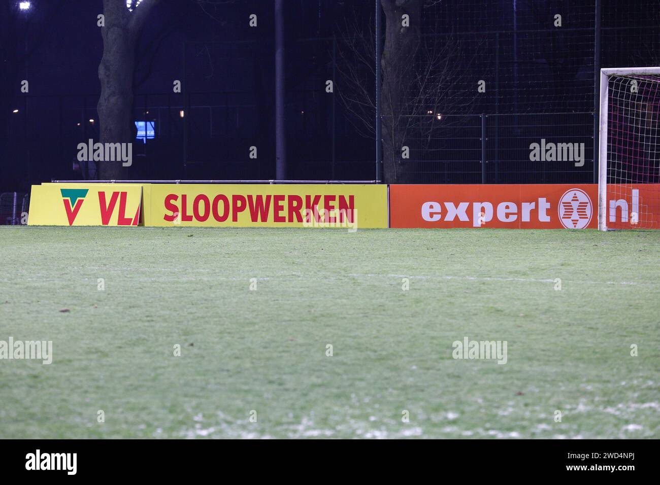 Utrecht, Niederlande. Januar 2024. UTRECHT, NIEDERLANDE - 18. JANUAR: Werbetafel von VL Sloopwerken beim TOTO KNVB Cup Spiel zwischen USV Hercules und SC Cambuur im Sportpark Zoudenbalch am 18. Januar 2024 in Utrecht, Niederlande. (Foto: Ben Gal/Orange Pictures) Credit: dpa/Alamy Live News Stockfoto