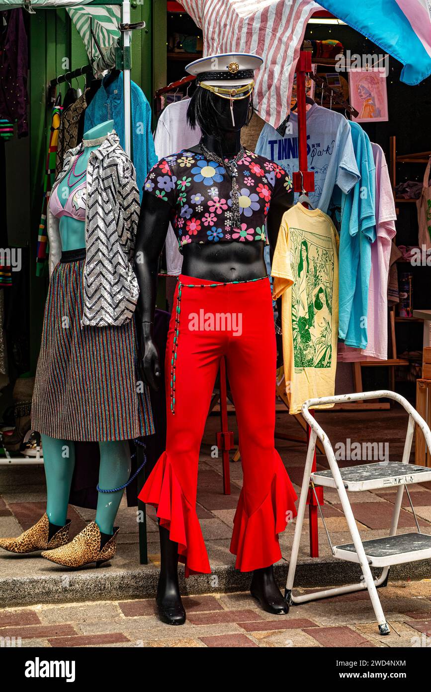 Die Schaufensterpuppe zeigt ein trendiges Outfit auf dem Markt im Freien. Stockfoto