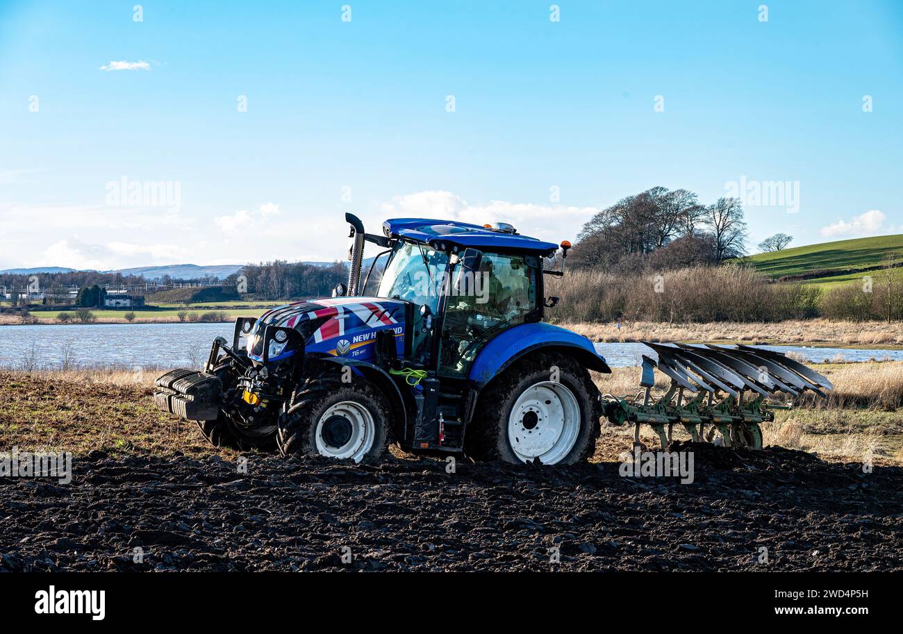 New Holland Traktor pflügt Feld nördlich von Glasgow Schottland Stockfoto