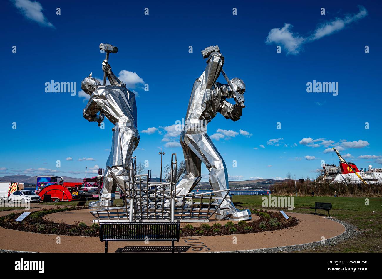 Riesige Skulptur der Schiffsbauer im Coronation Park in Inverclyde, zwei Schiffsbauer mit Vorschlaghämmern. Stockfoto