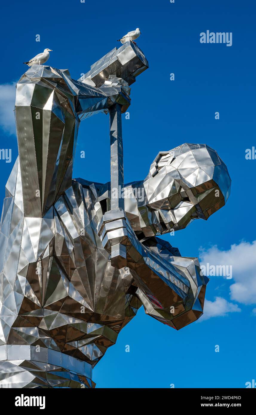 Riesige Skulptur der Shipbuilders im Coronation Park in Inverclyde, Nahaufnahme eines Schiffbauers mit Vorschlaghammer. Stockfoto