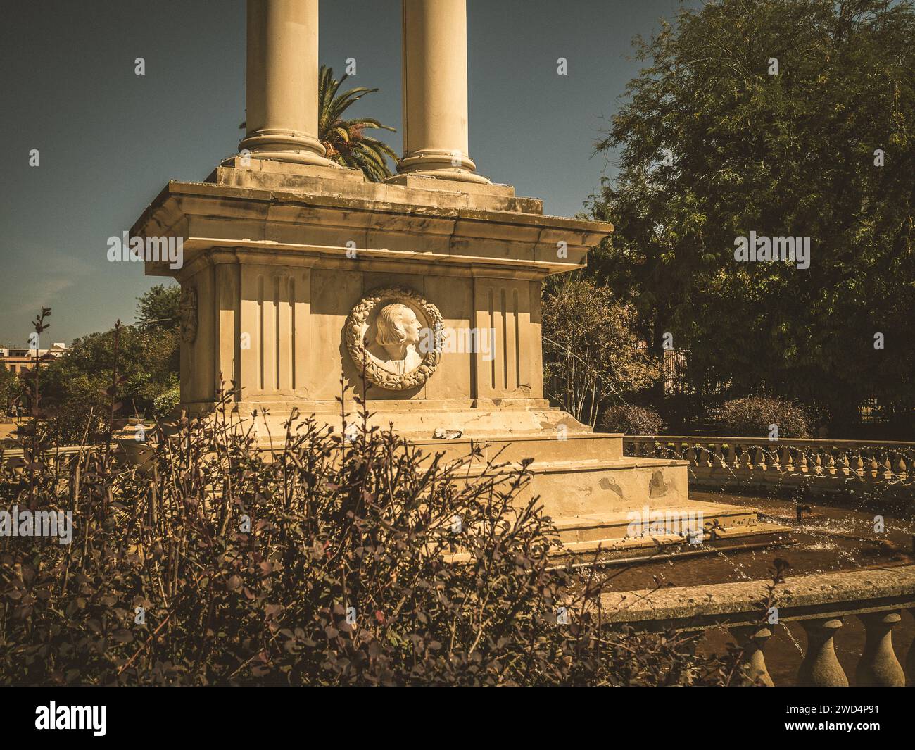 Drei majestätische Säulen bilden ein großes Denkmal Stockfoto