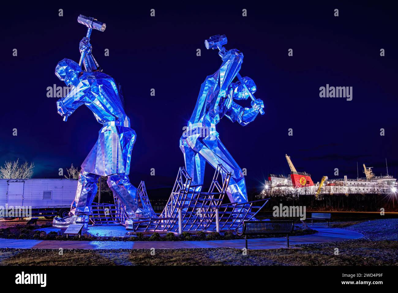 Gigantische Skulptur der Schiffbauer im Coronation Park in Inverclyde am Tag der Nacht. Stockfoto