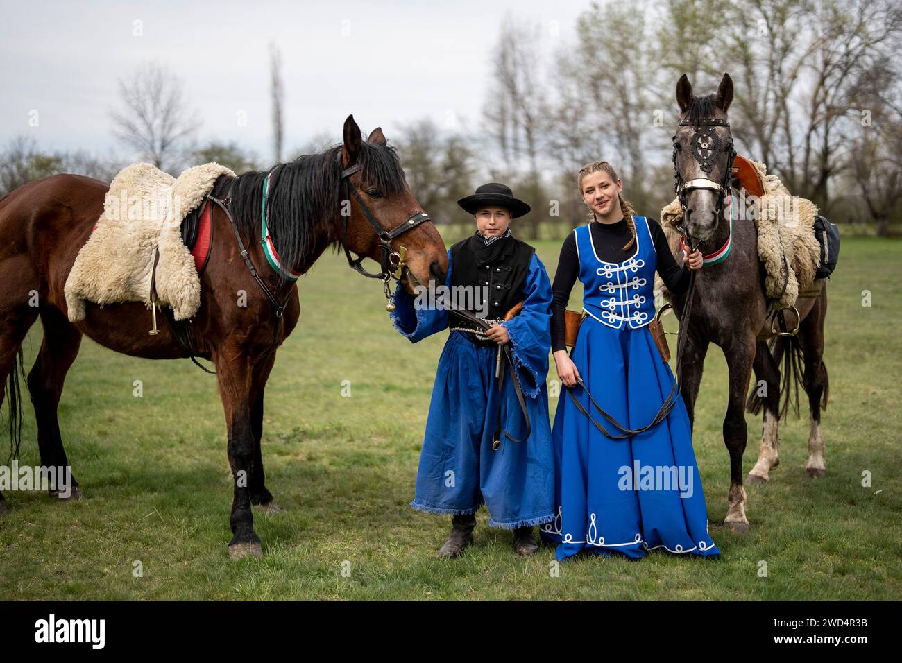 Ein Junge und ein Mädchen in traditioneller blauer ungarischer Volkstracht. Die Schlacht von Tapiobicske ist die Revolution von 1848-49 und der Unabhängigkeitskrieg. Tápióbicske Stockfoto