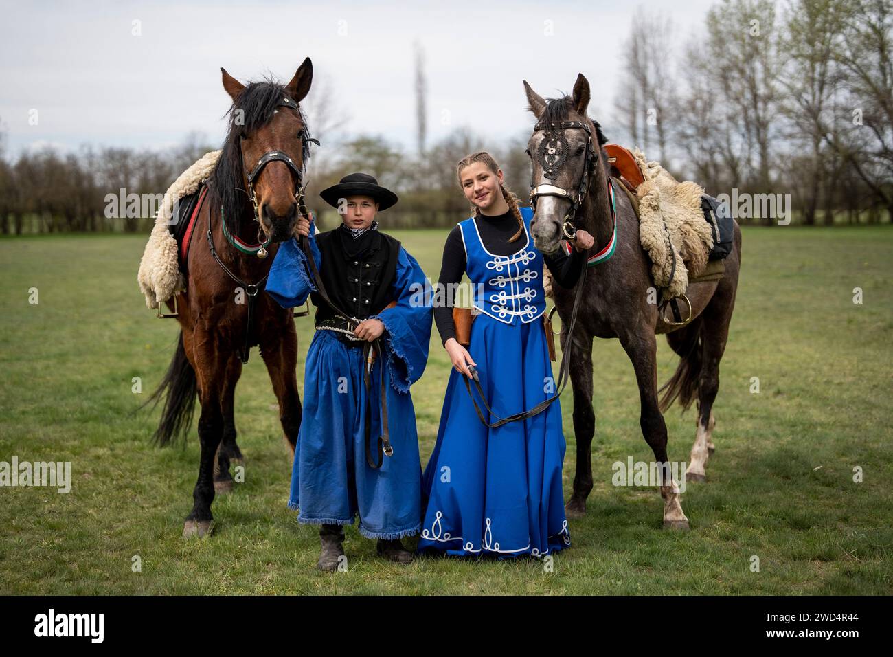 Ein Junge und ein Mädchen in traditioneller blauer ungarischer Volkstracht. Die Schlacht von Tapiobicske ist die Revolution von 1848-49 und der Unabhängigkeitskrieg. Tápióbicske Stockfoto