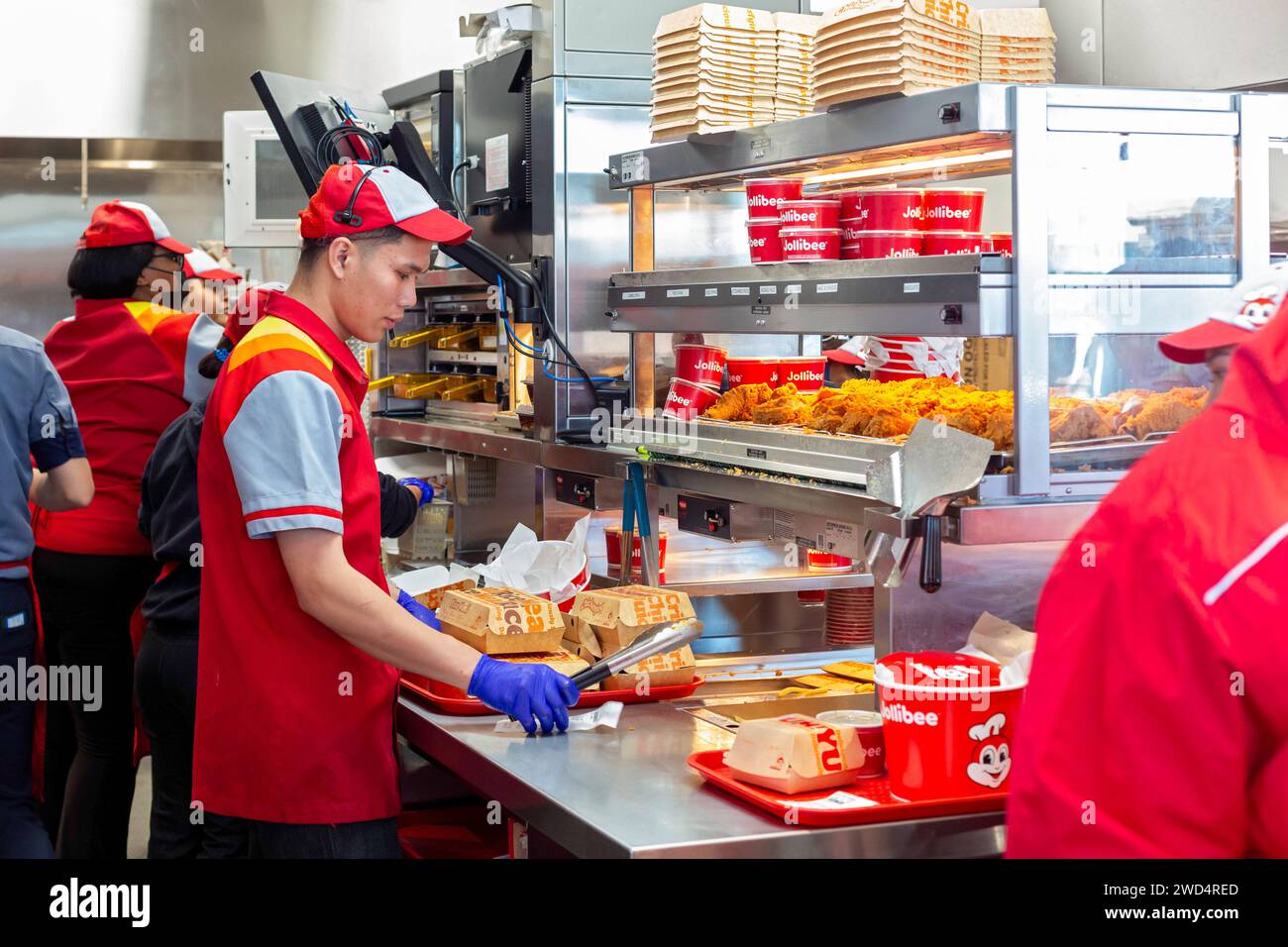 Sterling Heights, Michigan: In Jollibee, einer philippinischen Fast-Food-Kette, servieren die Arbeiter Chickenjoy gebratenes Hühnchen. Jollibee heißt McDonald's von Stockfoto