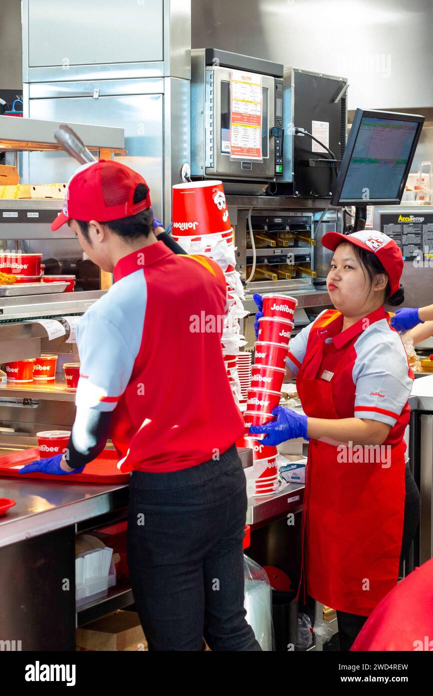 Sterling Heights, Michigan: In Jollibee, einer philippinischen Fast-Food-Kette, servieren die Arbeiter Chickenjoy gebratenes Hühnchen. Jollibee heißt McDonald's von Stockfoto
