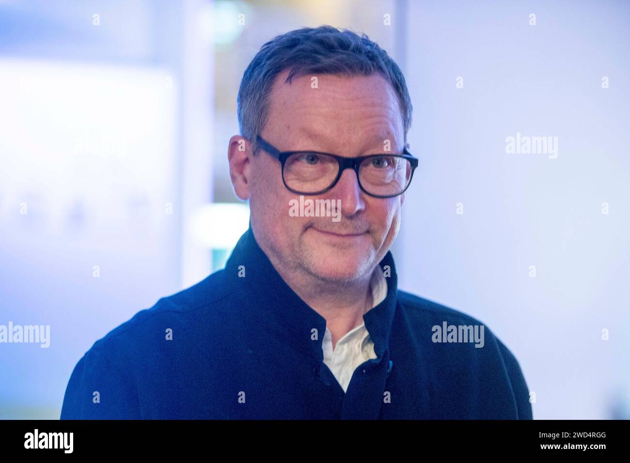 Mainz, Deutschland. Januar 2024. Der Schauspieler Matthias Brandt steht im Foyer des Mainzer Staatstheaters. Anschließend wurde er mit der Carl-Zuckmayer-Medaille geehrt. Quelle: Helmut Fricke/dpa/Alamy Live News Stockfoto