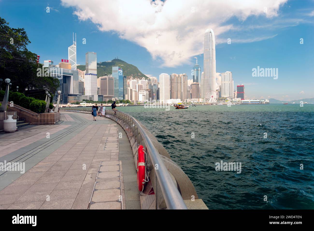 Flacher Blick auf die Wolkenkratzer und das Hong Kong Observation Wheel vom Harbor Boulevard, Hong Kong Stockfoto