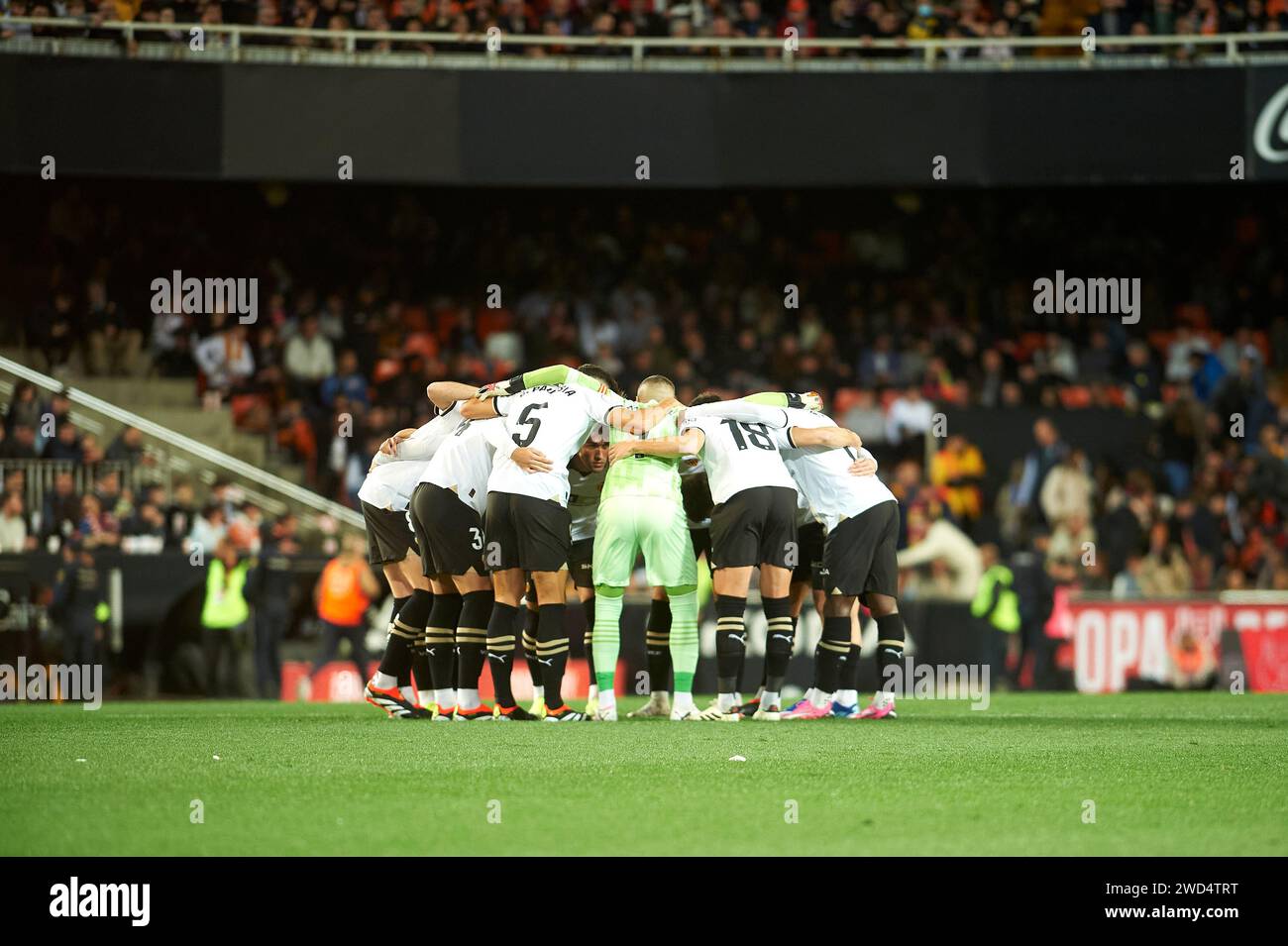 Valencia CF-Spieler, die im Achten Finale des King's Cup 23/24 zwischen RC Celta Vigo und Valencia CF im Mestalla Stadion zu sehen waren. Endstand; Valencia CF 1: 3 RC Celta Vigo. Stockfoto