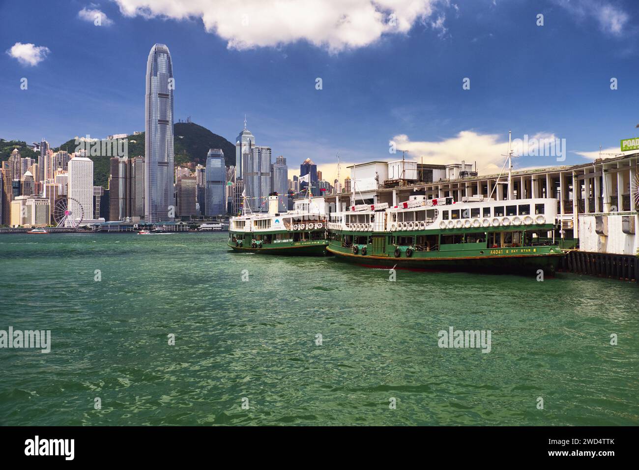 Blick auf den Victoria Harbour vom Star Ferry Pier in Kowloon, Hong Kong Stockfoto