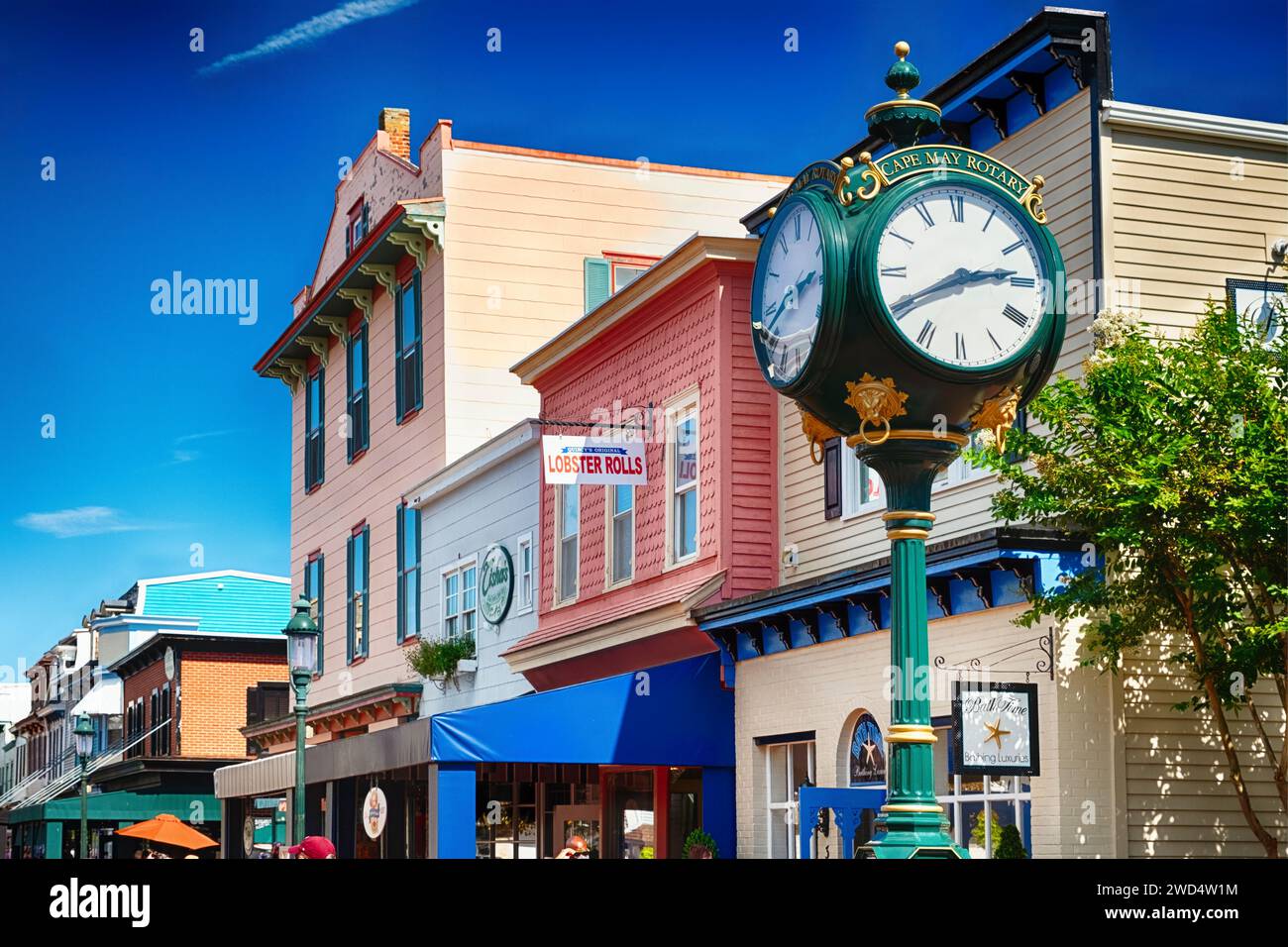 Flacher Blick auf die Washington Street mit einer Straßenuhr, Cape May, New Jersey, USA Stockfoto