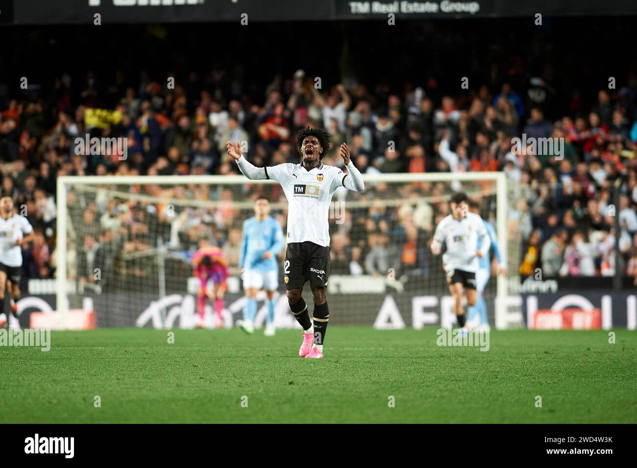 Thierry Correia von Valencia CF gibt im Achten Finale des King's Cup 23/24 zwischen RC Celta Vigo und Valencia CF im Mestalla Stadium Gesten. Endstand; Valencia CF 1: 3 RC Celta Vigo. Stockfoto