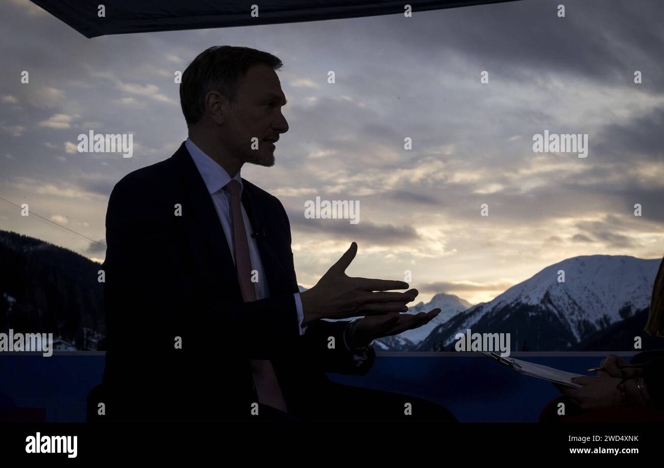 Christian Lindner FDP, Bundesminister der Finanzen, aufgenommen im Rahmen seiner Teilnahme am World Economic Forum in Davos. Hier waehrend eines Interviews für Bloomberg. Fotografiert im Auftrag des Bundesfinanzministeriums. Davos Schweiz *** Christian Lindner FDP, Bundesfinanzminister, fotografiert während seiner Teilnahme am Weltwirtschaftsforum in Davos hier während eines Interviews für Bloomberg im Auftrag des Bundesministeriums für Finanzen Davos Schweiz Copyright: XThomasxKoehlerx Stockfoto