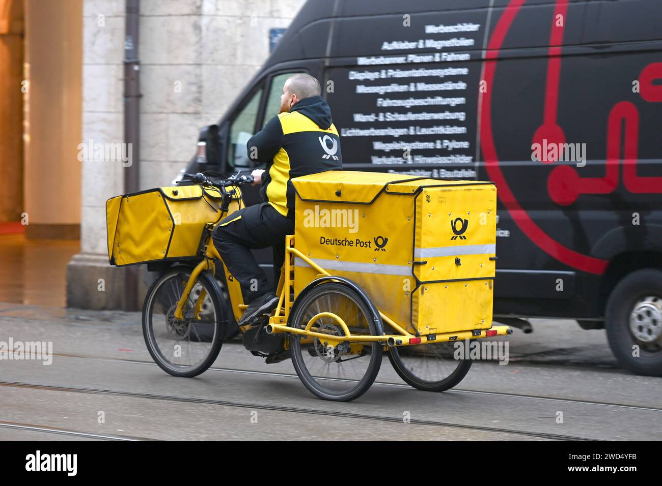 Themenbild Post,Postbote,Postbotin faehrt mit dem Fahrrad durch München. Briefpost,Deutsche Post,Briefe,Behaelter, Postbote,Versand,Kisten,Kiste,Postkiste, Briefzustellung,Postzustellung,Zustellung.Streik, Sven Simon Fotoagentur GmbH & Co. Pressefoto KG Prinzess-Luise-Str.. 41 45479 M u e l h e i m / R u h r Tel. 0208/9413250 Fax. 0208/9413260 GLS Bank BLZ 430 609 67 Kto. 4030 025 100 IBAN DE75 4306 0967 4030 0251 00 BIC GENODEM1GLS www.svensimon.net *** Themenfoto, Briefträger, Briefträger, Briefträger, Briefträger, Briefpost, Deutsche Post, Briefe, Container, Briefträger, Shippi Stockfoto