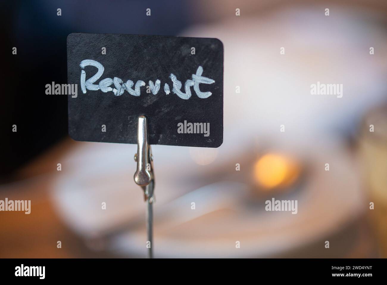 Berlin, Deutschland. Juli 2023. Ein Schild mit der Aufschrift „reserviert“ steht auf einem Tisch in einem Café. Quelle: Fernando Gutierrez-Juarez/dpa/Alamy Live News Stockfoto