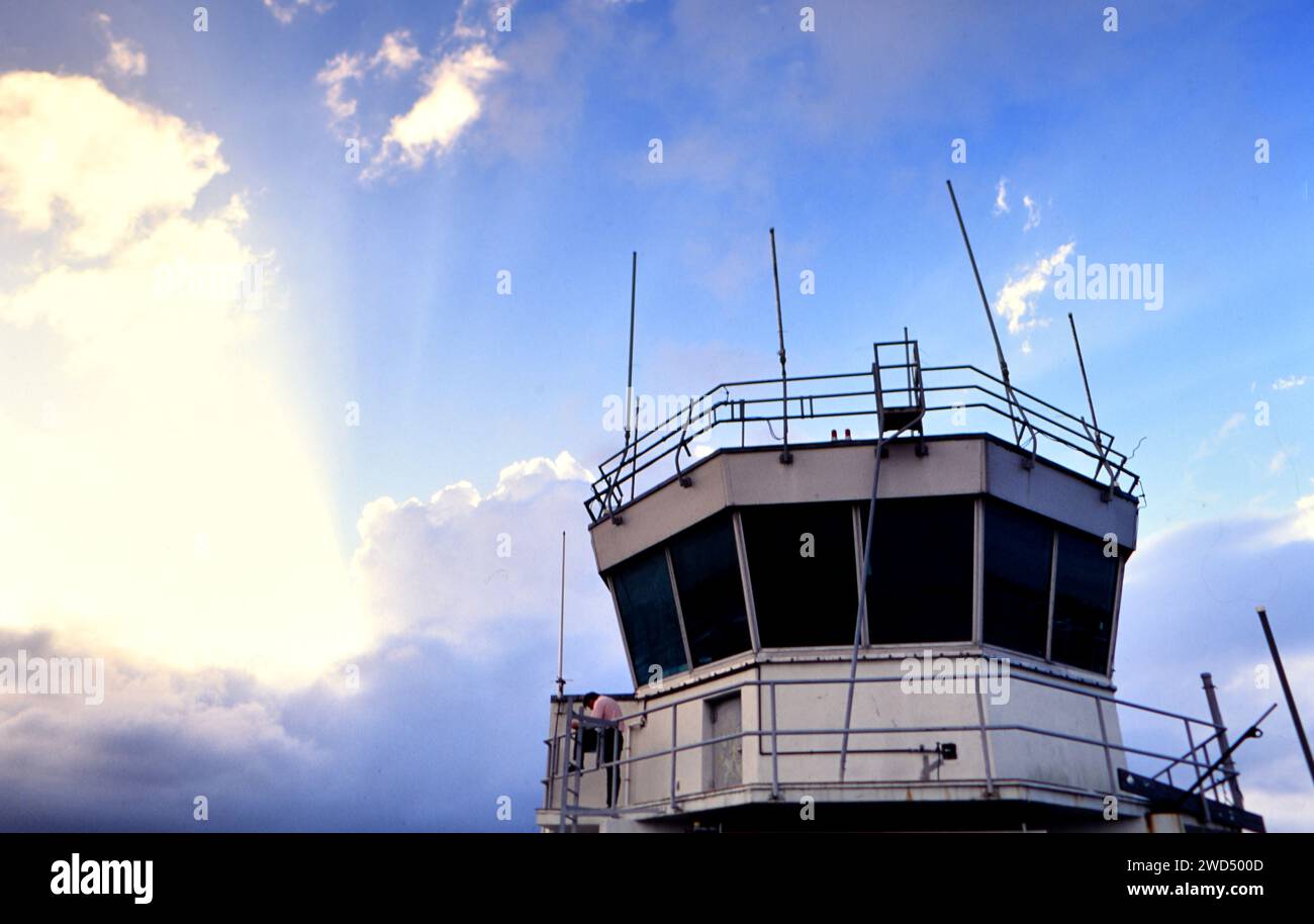 Miami International Airport: Nahaufnahme des Flugsicherungsturms in MIA, Mann vor ca. 1994-1997. Bitte schreiben Sie der Fotografin Joan Iaconetti zu. Stockfoto