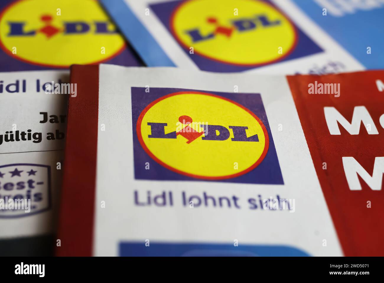 Viersen, Deutschland - 9. Januar. 2023: Nahaufnahme von Lidl Discounter-Broschüren mit wöchentlichen Sonderangeboten Stockfoto