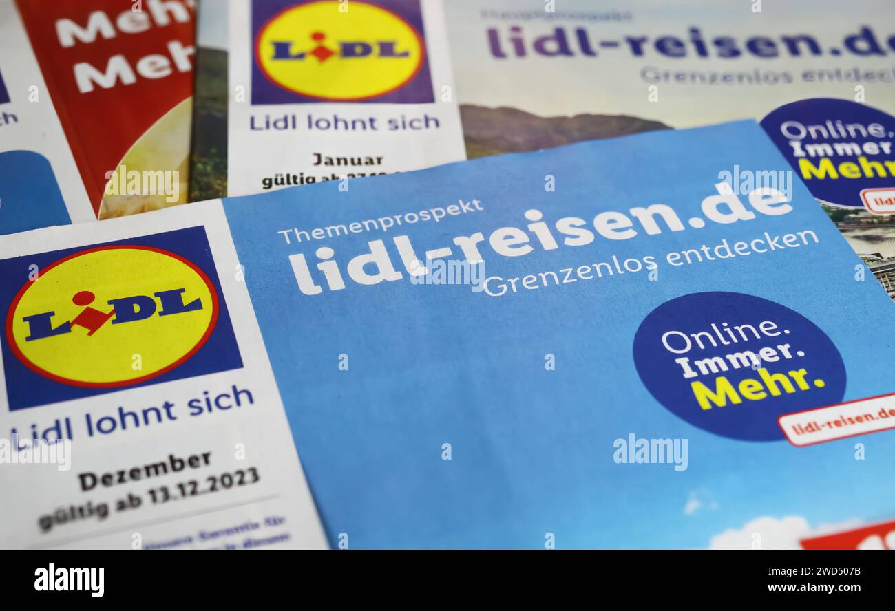 Viersen, Deutschland - 9. Januar. 2023: Nahaufnahme von Lidl Discounter-Broschüren mit günstigen Reiseangeboten Stockfoto