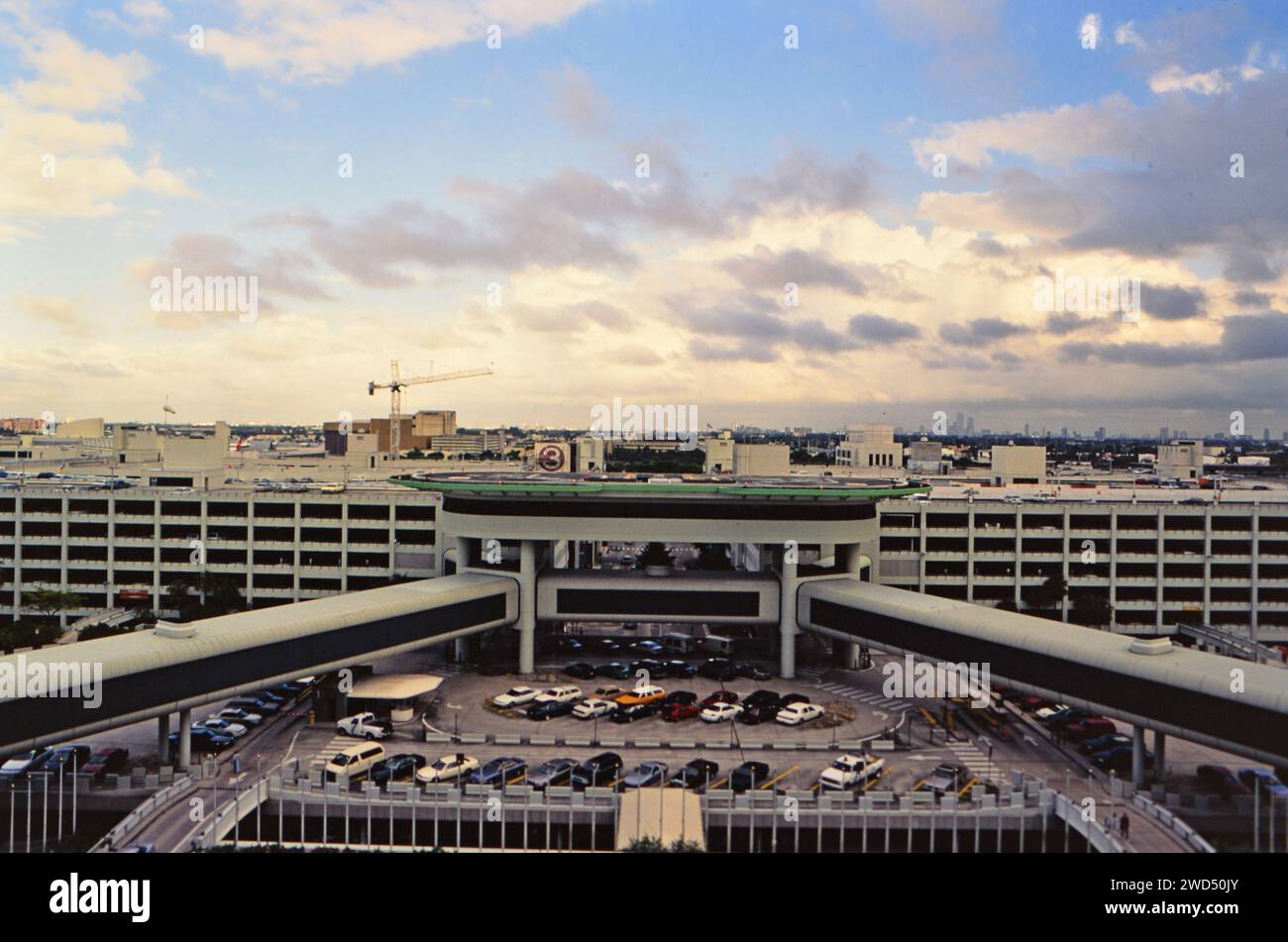 Miami International Airport: Hubschrauberlandeplätze, Skyways und Parkhaus am MIA CA. 1994-1997. Bitte schreiben Sie der Fotografin Joan Iaconetti zu. Stockfoto