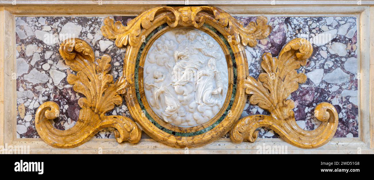 VICENZA, ITALIEN - 5. NOVEMBER 2023: Das barocke Relief der Jungfrau Maria unter den Heiligen auf dem Seitenaltar der Kirche Chiesa di Santa Maria dei Servi. Stockfoto