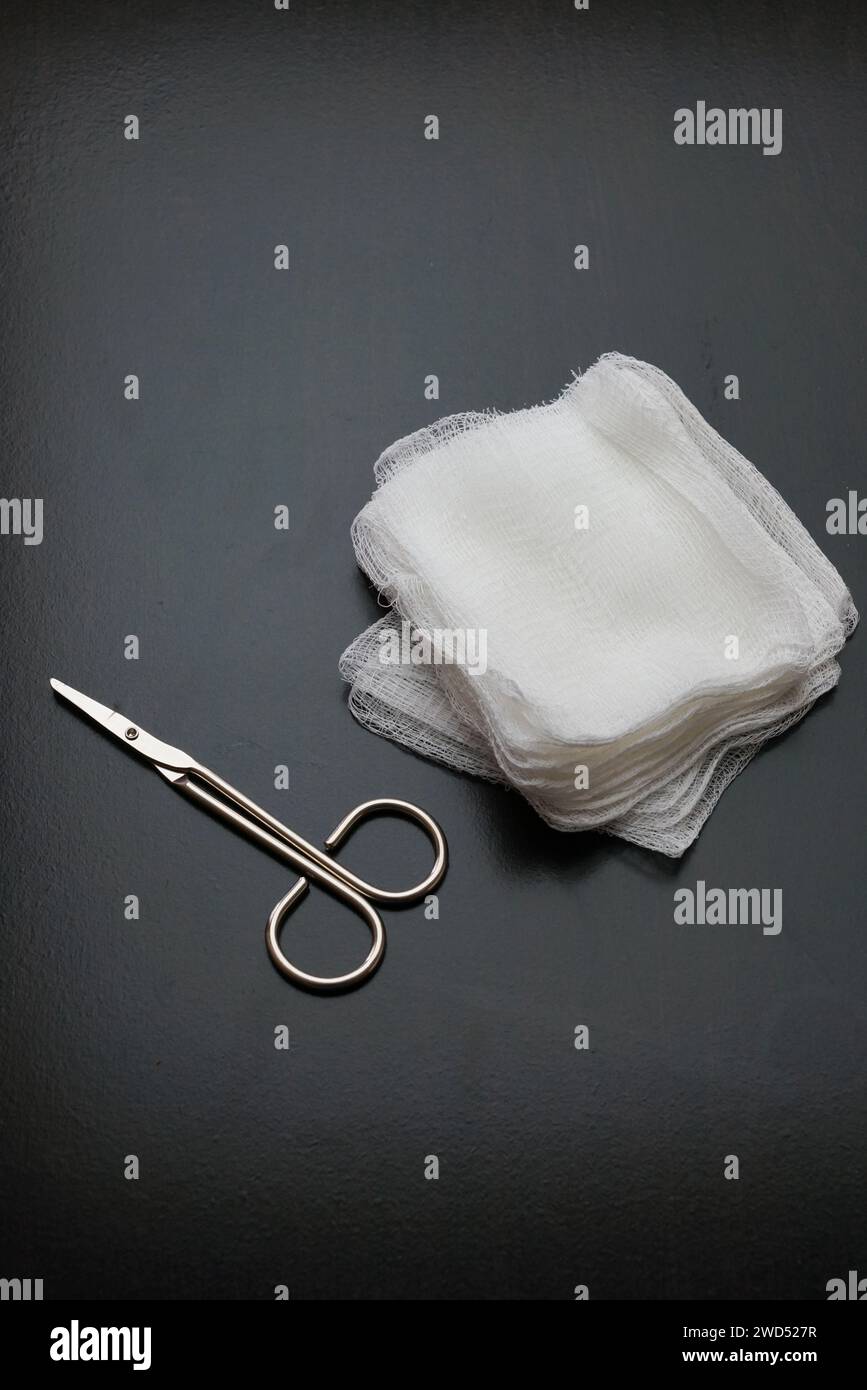 Mit der Gaze und der Schere wurde die Blutung für erste Hilfe kontrolliert Stockfoto
