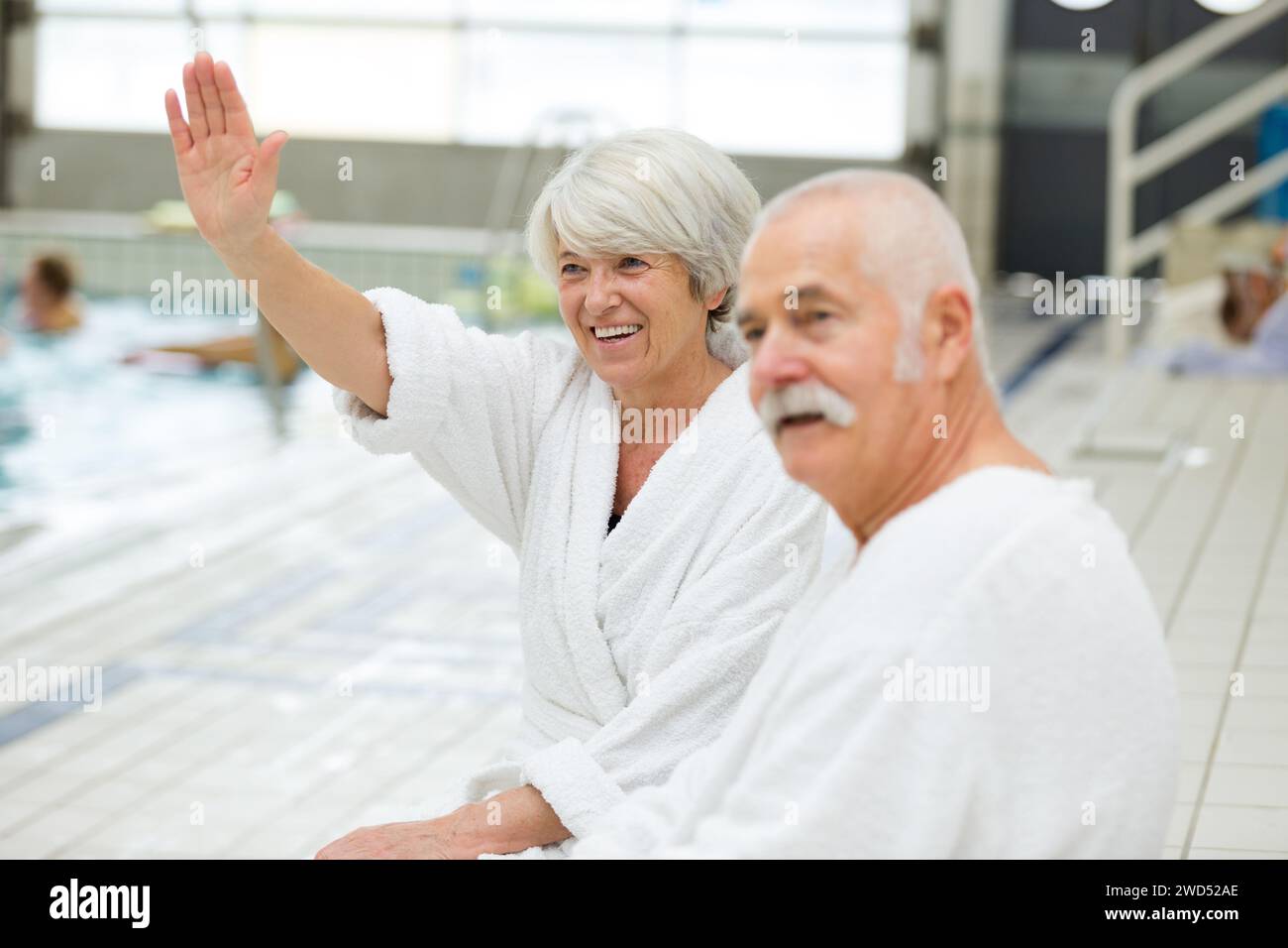 Älteres glückliches Paar im Schwimmbad Stockfoto