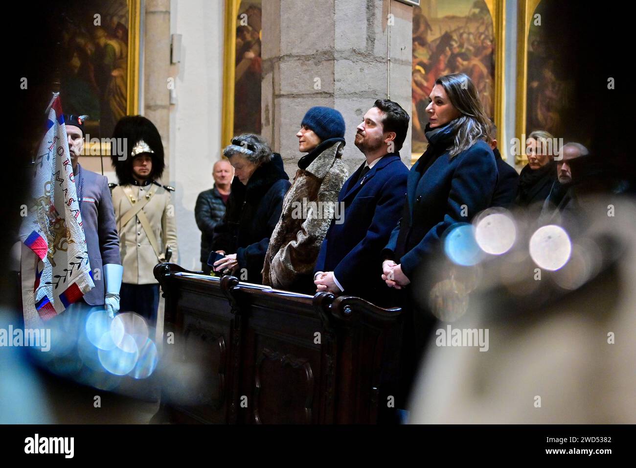 St.-Veit-Kirche, Cesky Krumlov. Januar 2024. Herzogliches Requiem für den ehemaligen Außenminister Karel Schwarzenberg in Anwesenheit der Schwarzenberger Grenadiergarde, Schwarzenbergs Familie (Schwarzenbergs Schwiegertochter Francesca rechts und Neffe Ferdinand, Zentrum und Tochter Anna Karolina) in der St.-Vitus-Kirche, Cesky Krumlov, Tschechische Republik, 18. Januar 2024. Karel Schwarzenberg, Senator, Kanzler des Präsidentenamtes Vaclav Havel und Mitglied einer der ältesten Adelsfamilien Europas, starb am 12. November in Wien. Er war 85 Jahre alt. Quelle: Vaclav Pancer/CTK Photo/Alamy Live News Stockfoto