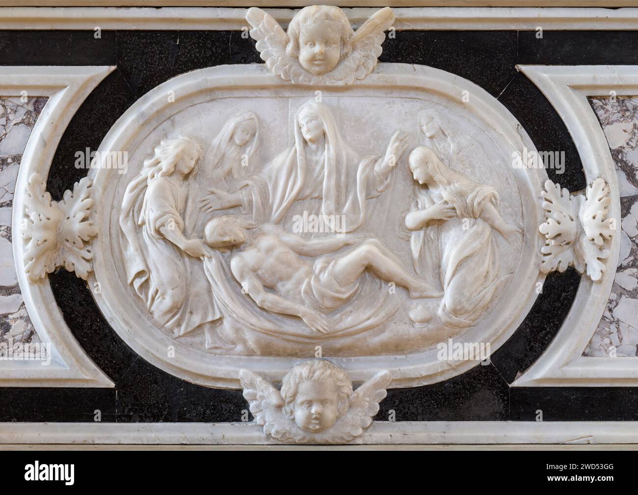 VICENZA, ITALIEN - 5. NOVEMBER 2023: Das barocke Marmorrelief von Pieta auf dem Seitenaltar der Kirche Chiesa di Santa Maria dei Servi Stockfoto