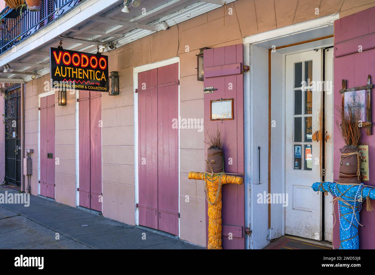 Das Voodoo Authentica Cultural Center and Collection ist ein Voodoo-Shop im historischen French Quarter in New Orleans, Louisiana. Stockfoto