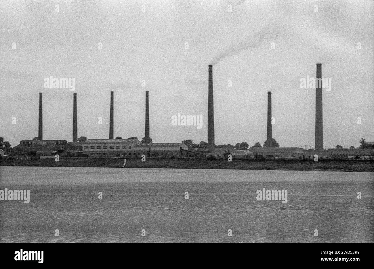 1976 Schwarzweiß-Archivfoto von Mauerwerk in Peterborough. Nicht verwendete Gruben, die als Flugaschenlagunen für Abfälle aus Kraftwerken verwendet werden. Stockfoto