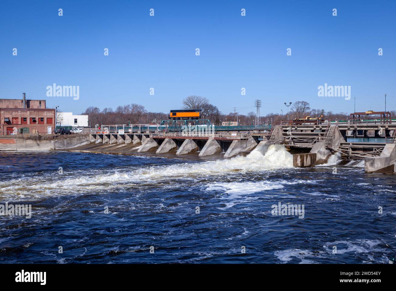 Fischer in der Nähe eines Wasserkraftdamms am Rock River in Beloit Wisconsin Stockfoto