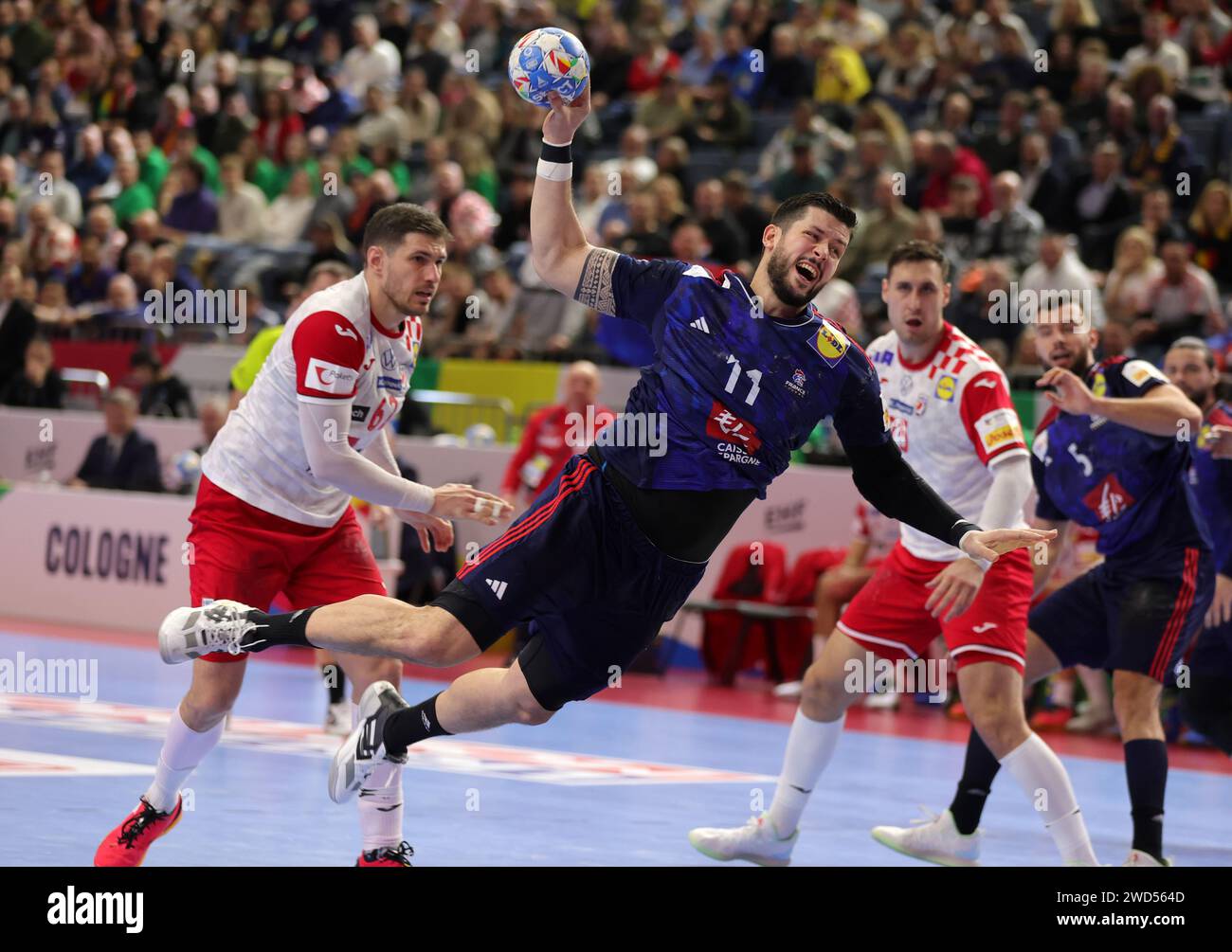 Nicolas Tournat #11 von Frankreich gegen Kroatien EHF Herren Handball EURO 2024 Festrunde in Köln 18.01.2024 Lanxess Arena © diebilderwelt / Alamy Stock Stockfoto