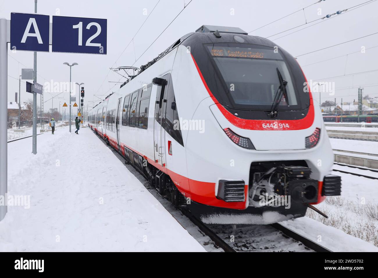 03.01.2024/ Sachsen Anhalt Sachsen-Anhalt Halle Saale Hauptbahnhof die Abellio GmbH hat sich einen Talent3 Triebzug angeschafft Talent 3 ist eine Familie von Triebzügen , welche durch den Hersteller Bombardier Transportation entwickelt wurde. Verkehr Schienenverkehr Zugverkehr Triebwagen Zug Züge Eisenbahn Bahn Nahverkehr Fernverkehr *** 03 01 2024 Sachsen Anhalt Sachsen Anhalt Halle Saale Hauptbahnhof die Abellio GmbH hat ein Triebwerk Talent3 erworben Talent 3 ist eine Triebzugfamilie des Herstellers Bombardier Transporta Stockfoto