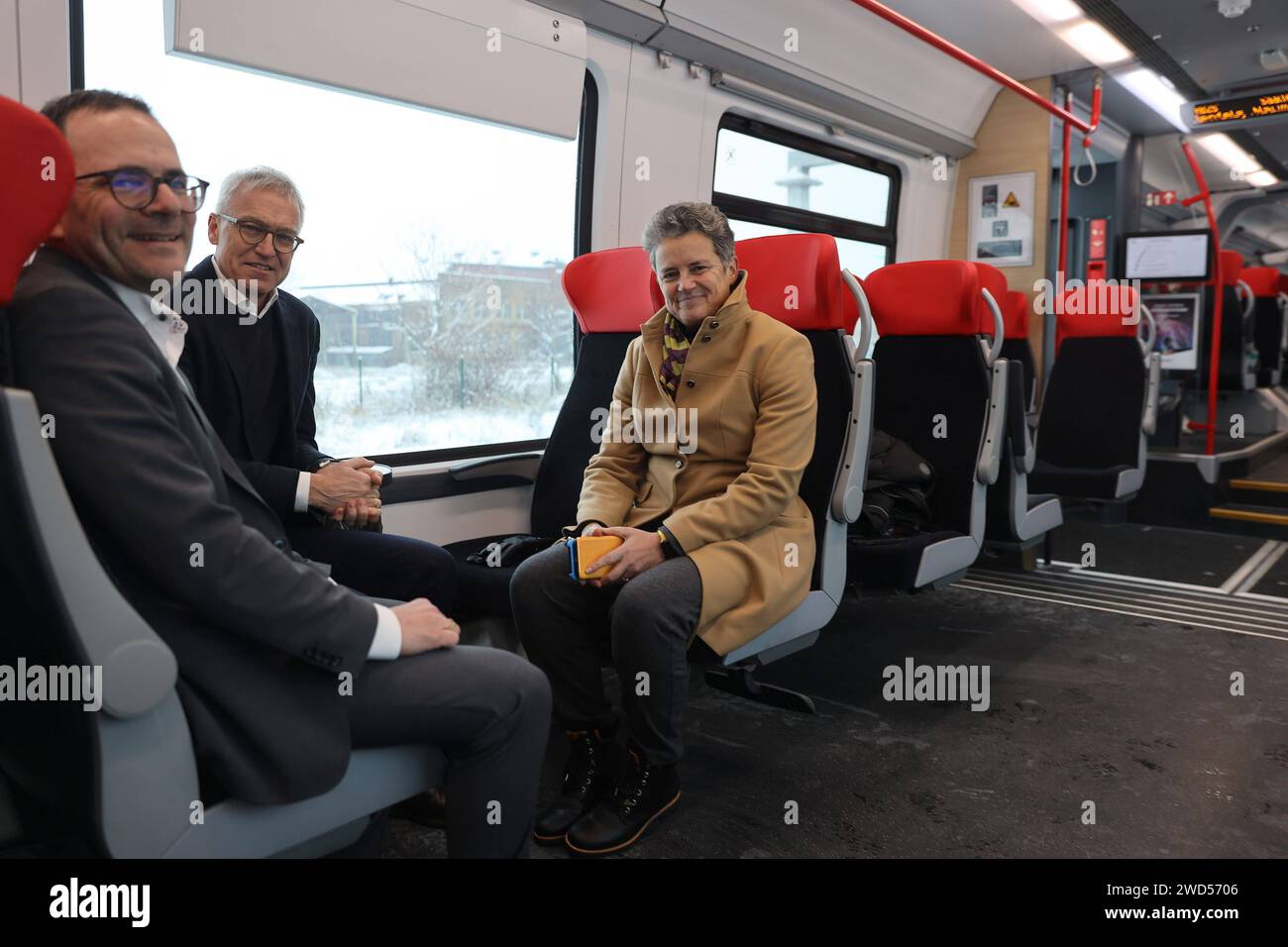 03.01.2024/ Sachsen Anhalt Sachsen-Anhalt Halle Saale Hauptbahnhof die Abellio GmbH hat sich einen Talent3 Triebzug angeschafft Talent 3 ist eine Familie von Triebzügen , welche durch den Hersteller Bombardier Transportation entwickelt wurde. Verkehr Schienenverkehr Zugverkehr Triebwagen Zug Züge Eisenbahn Bahn Nahverkehr Fernverkehr *** 03 01 2024 Sachsen Anhalt Sachsen Anhalt Halle Saale Hauptbahnhof die Abellio GmbH hat ein Triebwerk Talent3 erworben Talent 3 ist eine Triebzugfamilie des Herstellers Bombardier Transporta Stockfoto