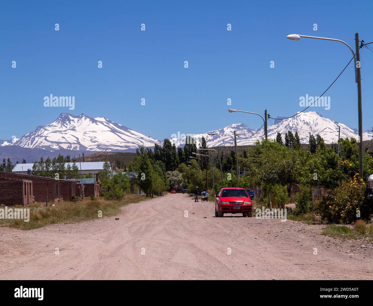 Schneebedeckte Gipfel der Anden, von der kleinen Stadt El Sosneado aus gesehen, an der Ruta 40, Provinz Mendoza, Argentinien Stockfoto