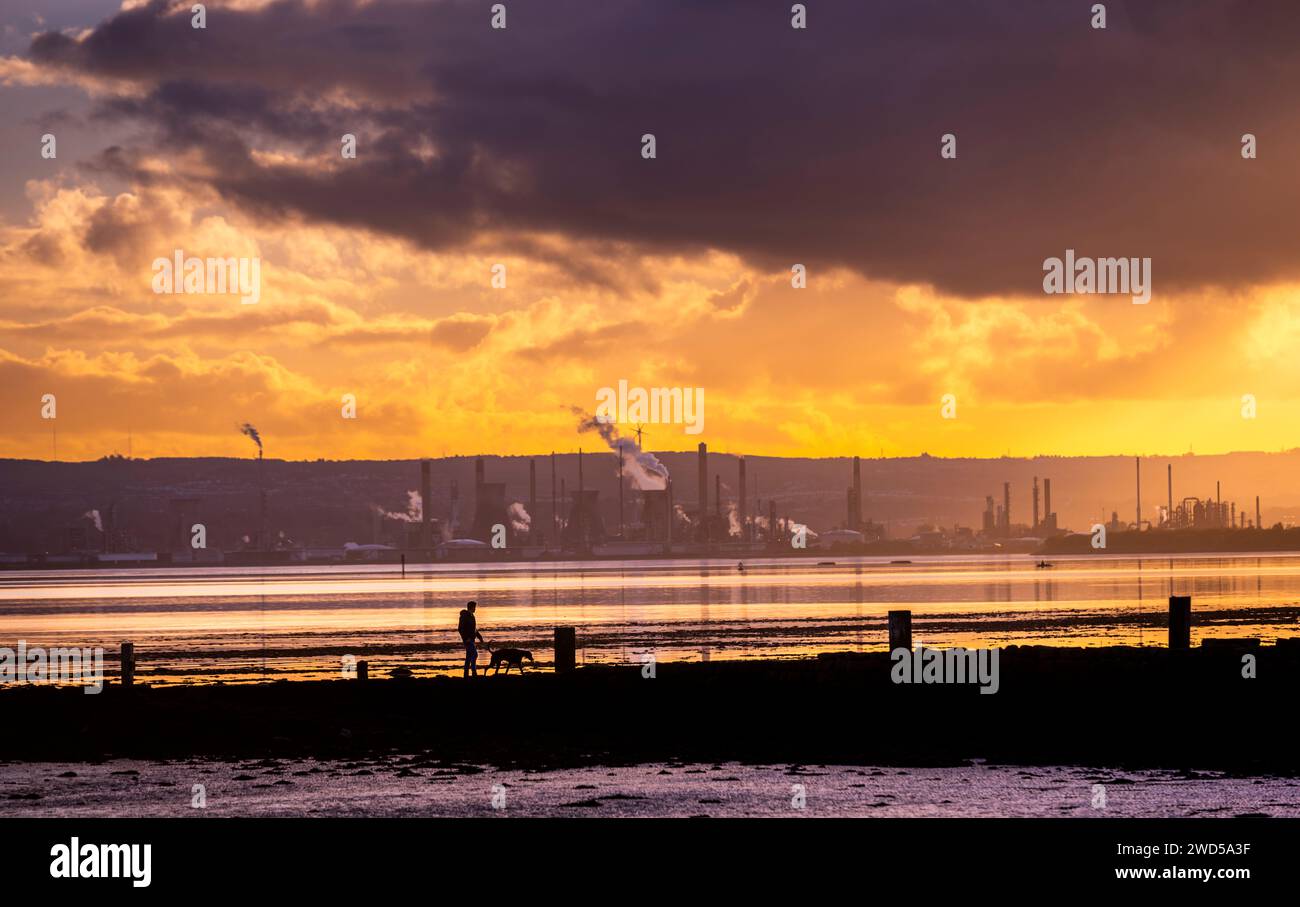 Blick auf die Grangemouth Raffinerie am Firth of Forth bei Sonnenuntergang, unsichere Zukunft für Arbeiter der Grangemouth Ölraffinerie als gewerkschaftsführer und Minist Stockfoto