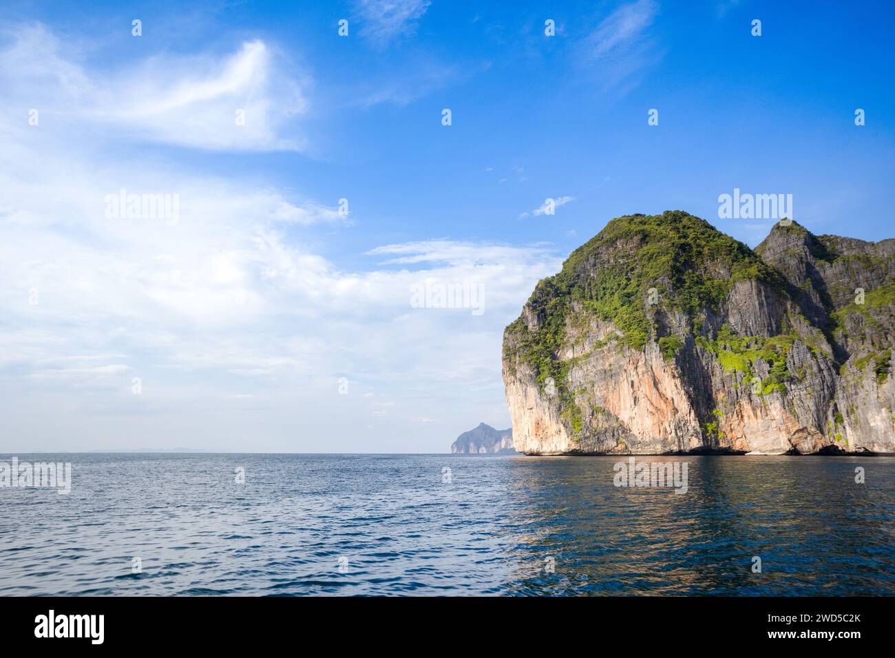 Wunderschöne Landschaft der Maya Bay auf den Phi Phi Inseln in Thailand - einer der berühmtesten Orte mit Blick auf das Paradies, Sandstrand und grünen Felsen Stockfoto