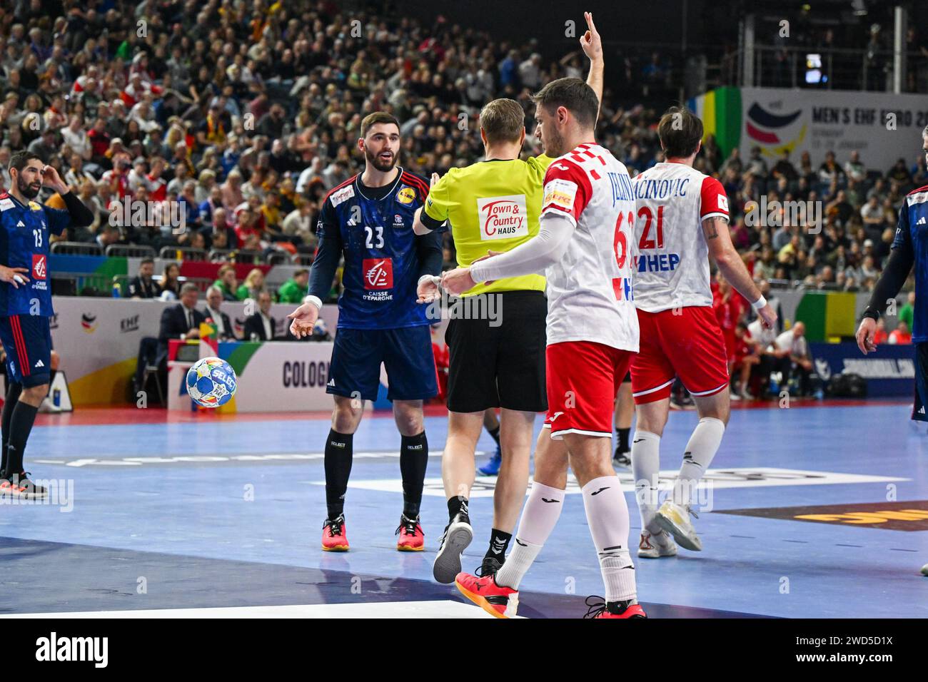 Köln, Deutschland. Januar 2024. 2 Minuten Suspendierung für Ludovic Fabregas (Frankreich) und Red Card gleichzeitig während des EHF Euro 2024-Spiels von Menâ&#x80;&#x99;zwischen Frankreich und Kroatien in der Lanxess Arena in Berlin, Köln Credit: Independent Photo Agency/Alamy Live News Stockfoto