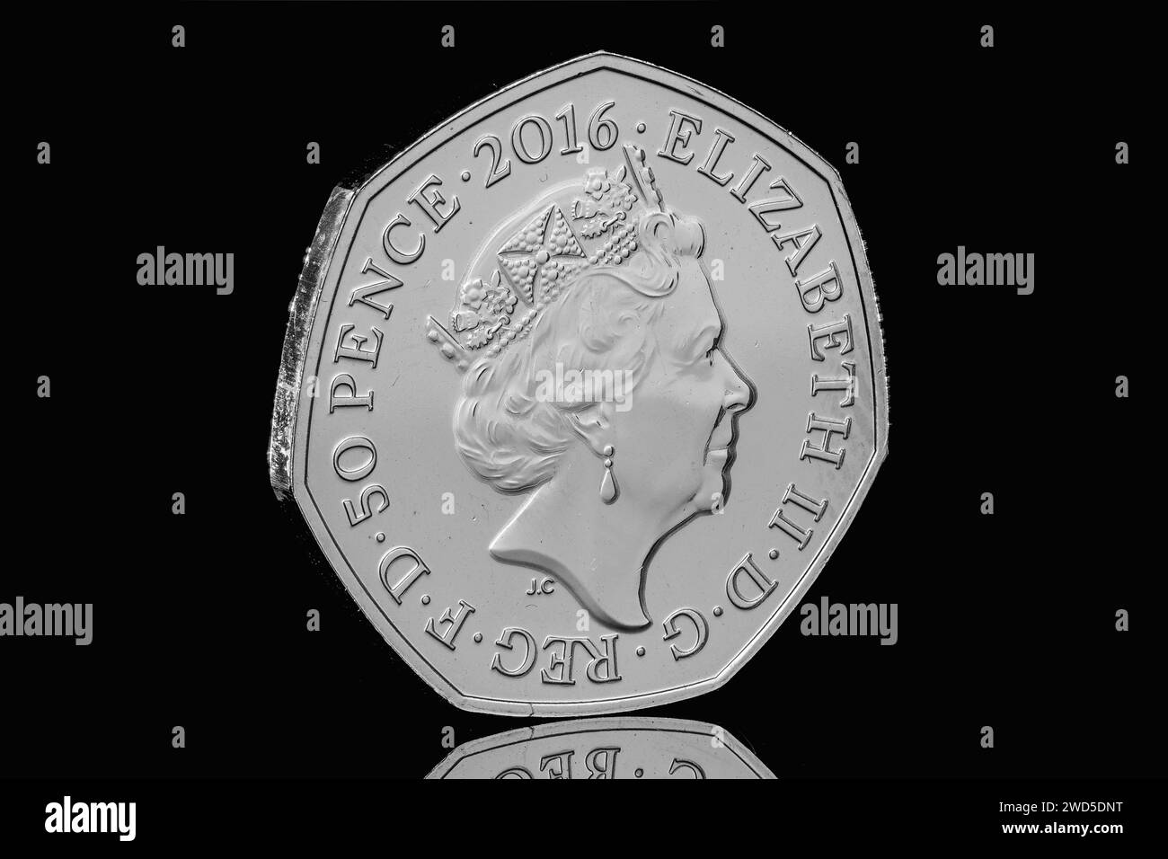 2016 50 Pence Münze mit Jody Clarks Bildnis von Königin Elizabeth II Die Umkehrung ist die von Jemima Puddleduck von Beatrix Potter Stockfoto