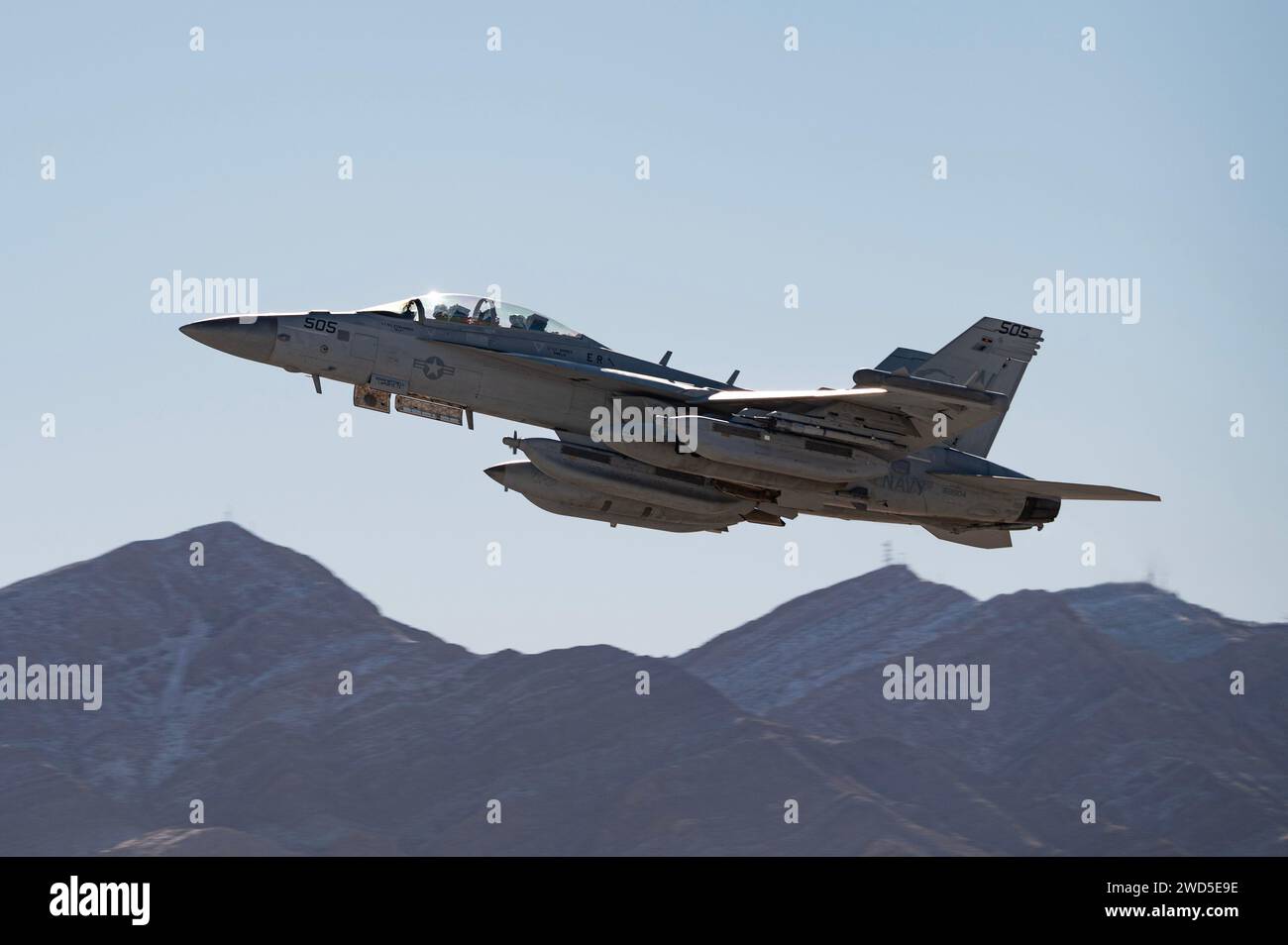 Ein EA-18G Growler der US Navy, der der Naval Air Station Whidbey Island (Washington) zugewiesen ist, startet am 11. Januar 2024 für einen Einführungsflug für Red Flag-Nellis 24-1 auf der Nellis Air Force Base, Nevada. Die Red Flag erhöht die Interoperabilität zwischen den Partnerländern und der gesamten Streitmacht, da Airmen und Wächter gemeinsam gegen realistische High-End-Szenarien trainieren. (Foto der U.S. Air Force von William R. Lewis) Stockfoto