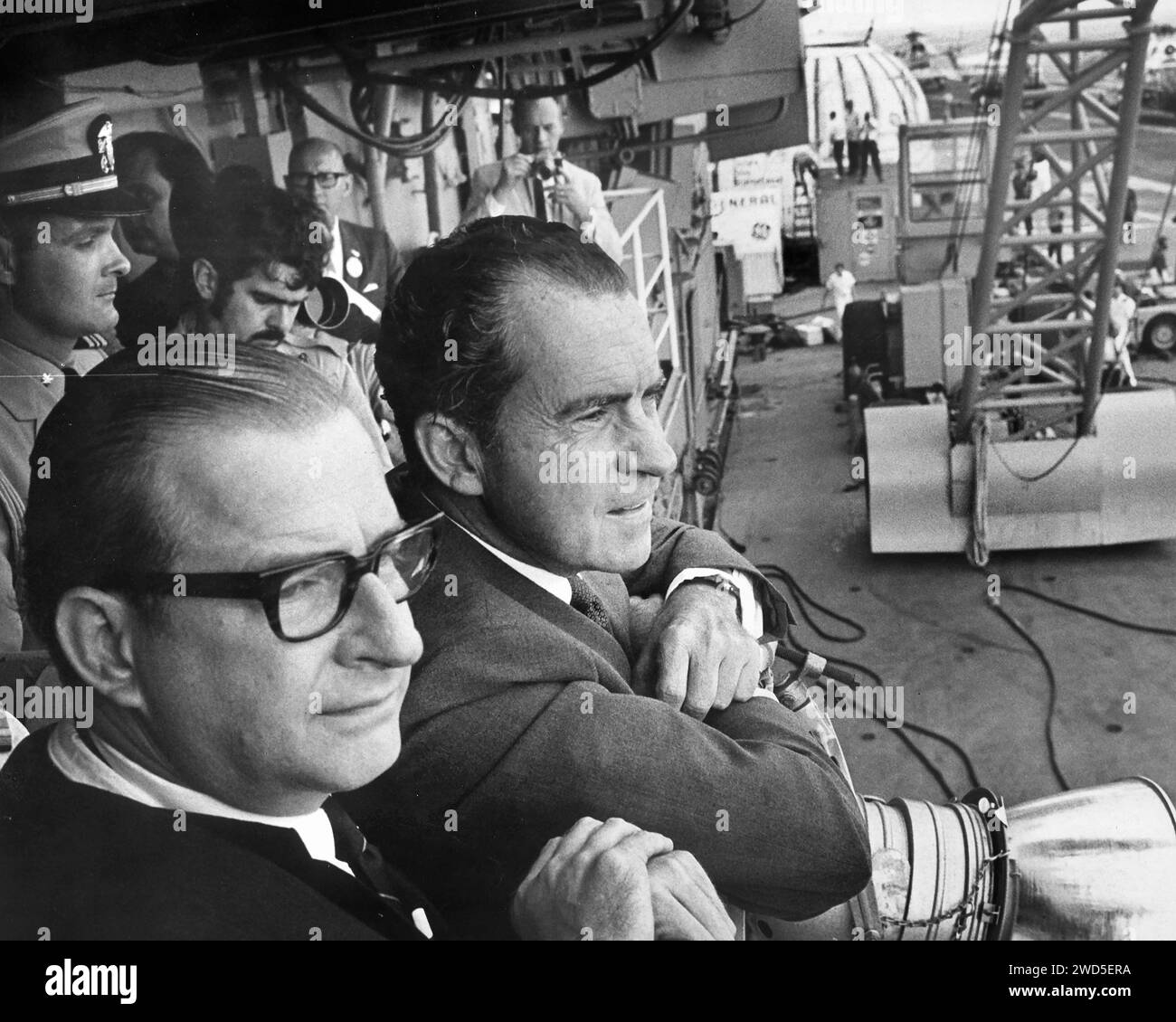 Dr. Thomas Paine, NASA-Administrator (links) und US-Präsident Richard Nixon warten an Bord des Rückgewinnungsschiffs U.S.S. Hornet auf den Absturz des Apollo 11-Kommandos mit den amerikanischen Astronauten Neil A. Armstrong, Kommandant; Michael Collins, Kommandopilot des Kommandos; und Edwin E. Aldrin Jr., Pilot des Mondmoduls, etwa 812 Seemeilen südwestlich von Hawaii, NASA, 24. Juli 1969 Stockfoto