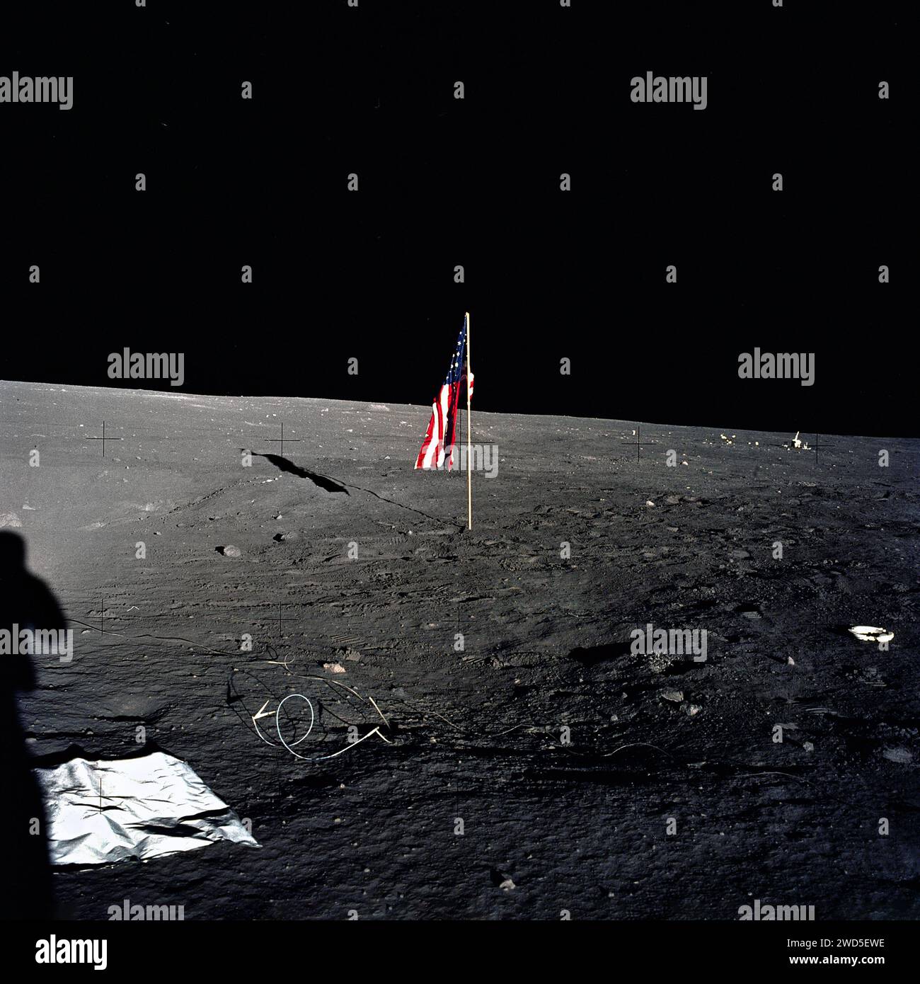 Amerikanische Flagge, nachdem sie auf der Mondoberfläche während der bemannten Mondlandungsmission Apollo 12, Johnson Space Center, NASA, am 19. November 1969 entfaltet wurde Stockfoto