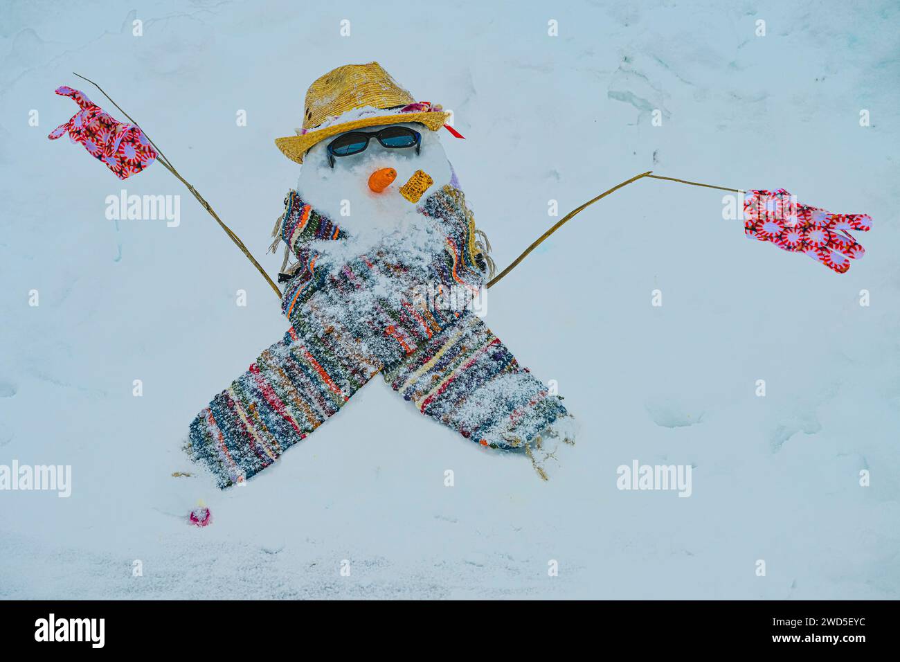Ungewöhnlicher Schneemann mit Hut, Schal, Handschuhen, Sonnenbrille Stockfoto