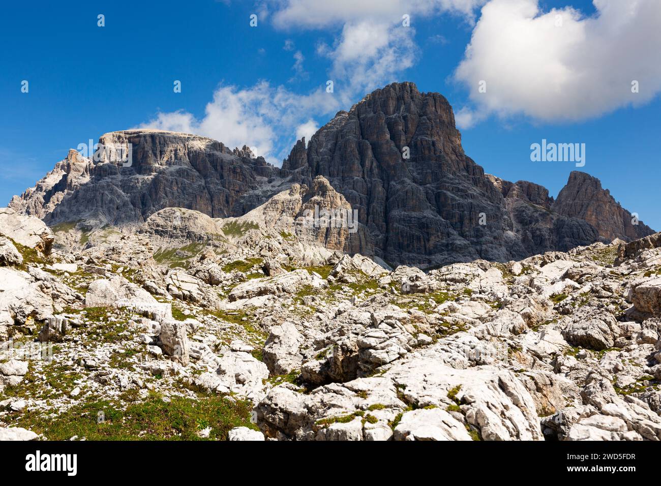Unberührte Orte in der Nähe von Gipfeln in den Dolomiten. Heller, sonniger Tag in hohen Bergen. Stockfoto