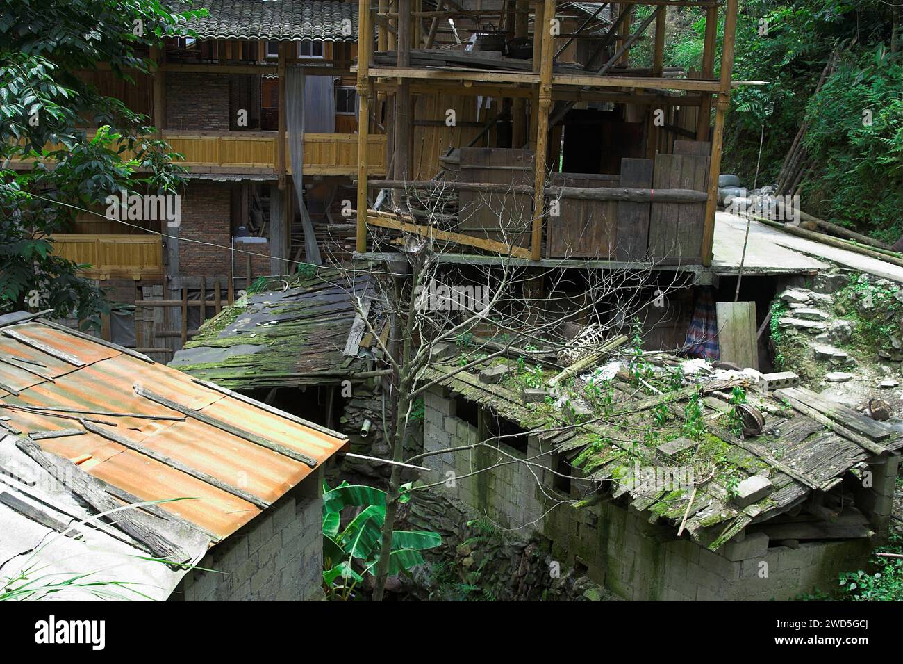 龙胜镇 (龙胜县) 中國 Longsheng, Dazhai Longji Ping'an Zhuang, China; alte zerfallende Gebäude im chinesischen Dorf; Alte zerfallende Gebäude im chinesischen Dorf Stockfoto